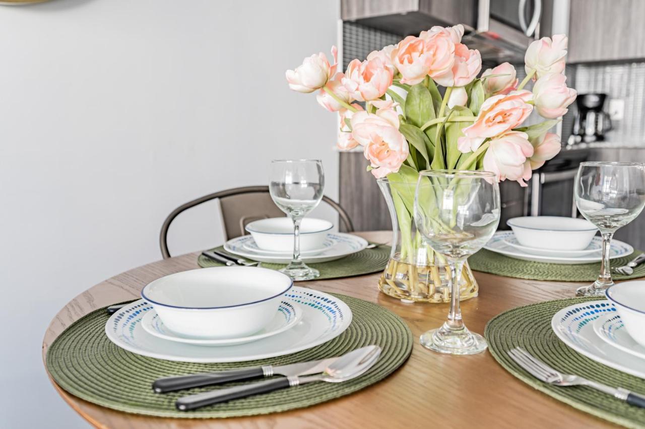 Condo In Parklawn & Lake Shore With Free Parking Close To Airport Toronto Luaran gambar