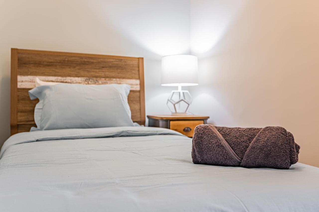 Condo In Parklawn & Lake Shore With Free Parking Close To Airport Toronto Luaran gambar