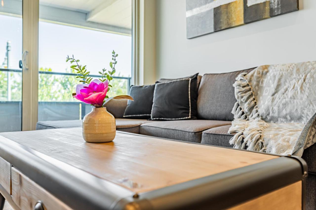 Condo In Parklawn & Lake Shore With Free Parking Close To Airport Toronto Luaran gambar