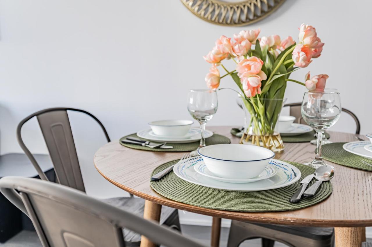 Condo In Parklawn & Lake Shore With Free Parking Close To Airport Toronto Luaran gambar
