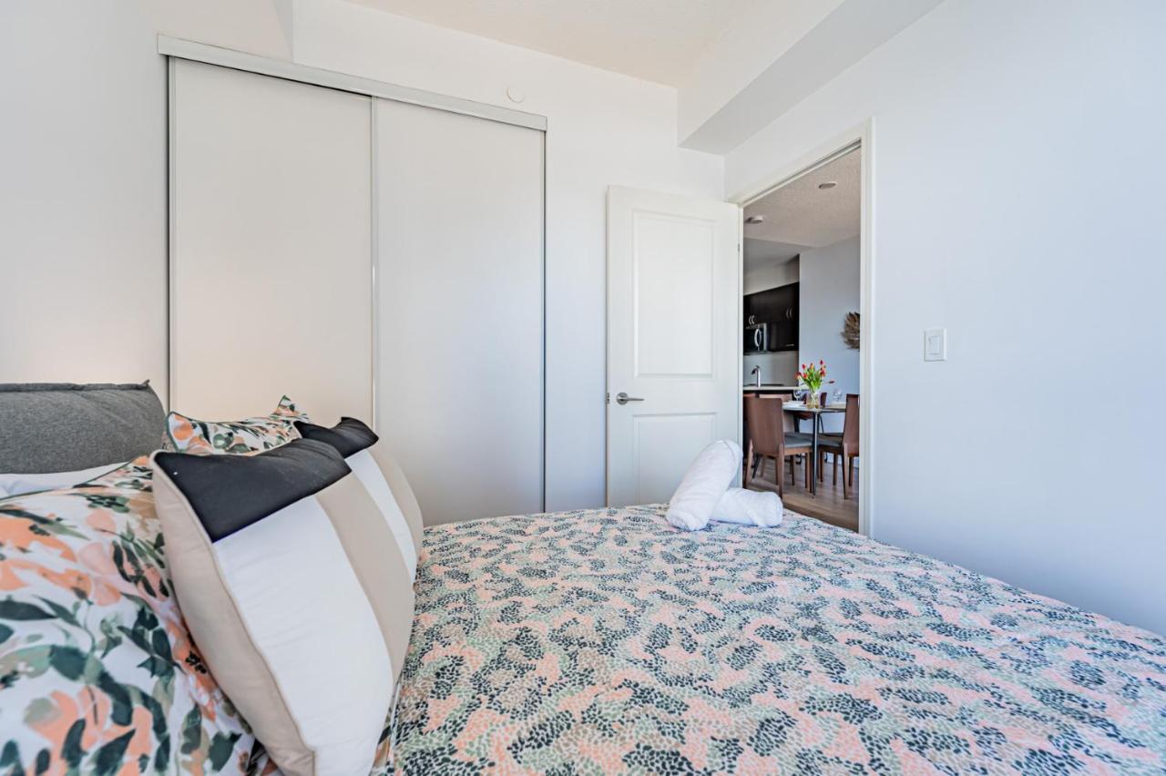 Condo In Parklawn & Lake Shore With Free Parking Close To Airport Toronto Luaran gambar